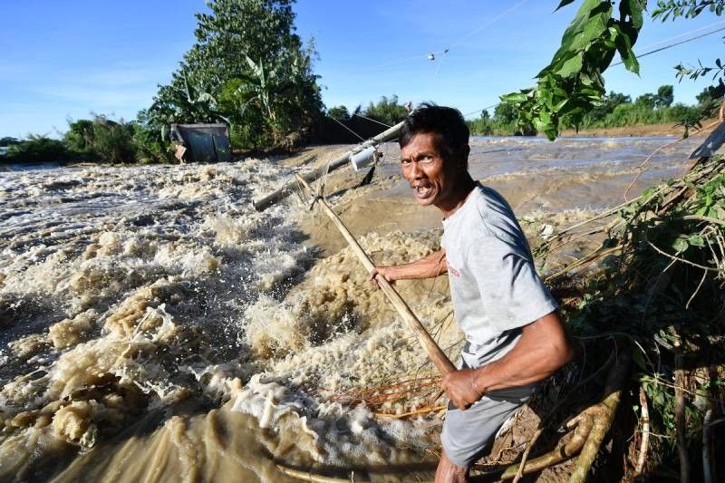 Burst dike leaves Filipino farmers under water