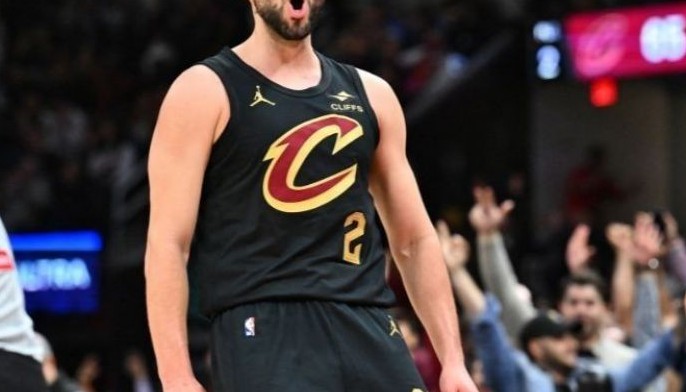 Cavs bounce back, Warriors roll on