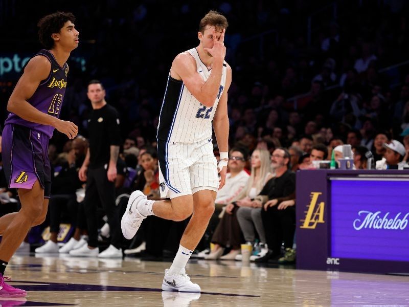 Wagner hits game-winning triple as Magic stun Lakers