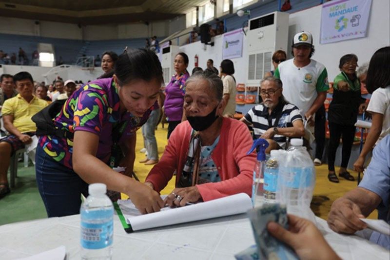 Dugang mga senior citizens sa Mandaue midawat og ayuda