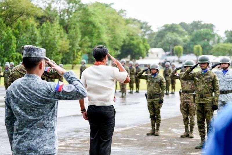 Pangulong Marcos sa militar: âWag makinig sa ingay ng pulitika