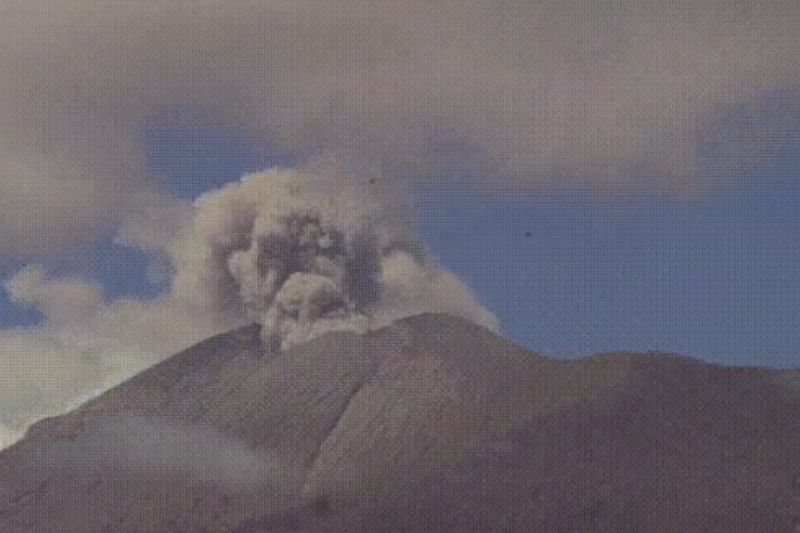 Kanlaon Volcano continues to spew ash with 'voluminous' emissions â Phivolcs