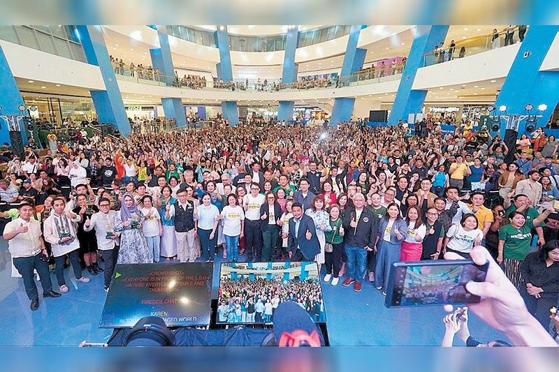 OFWs, families get over P3 million in cash, gifts at Go Negosyo event