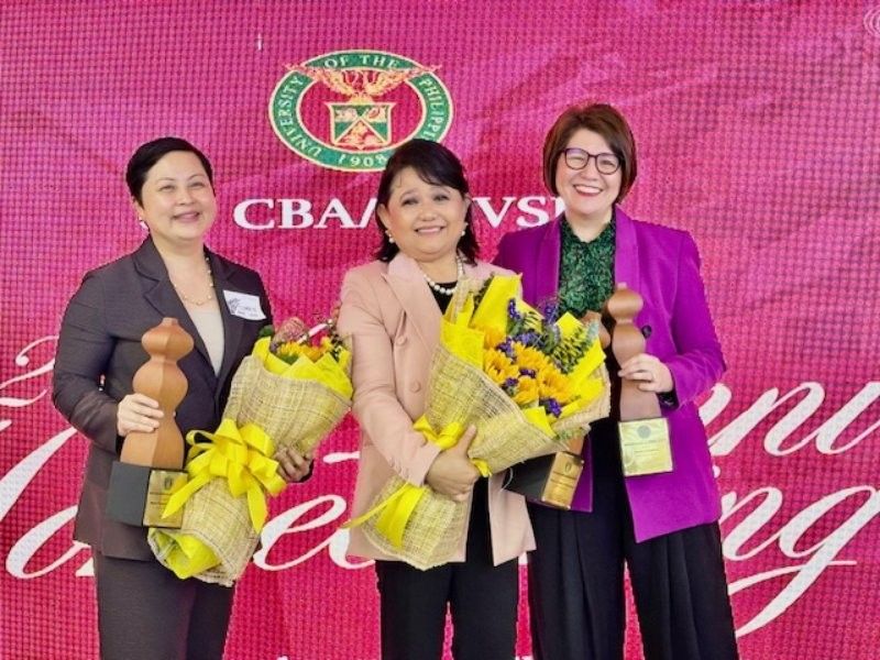 HSBC Philippines execÂ recognized as distinguished alumnus by UP business school