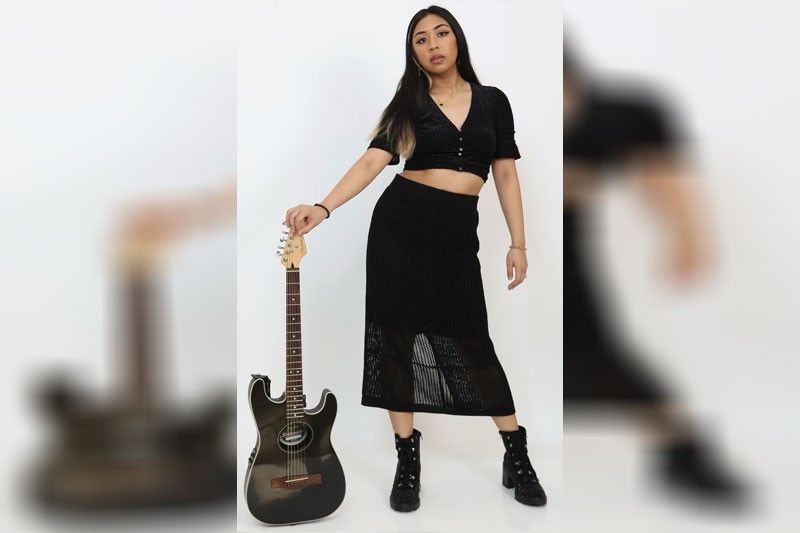 Ashley milusad sa iyang debut single nga âI Rise Aboveâ