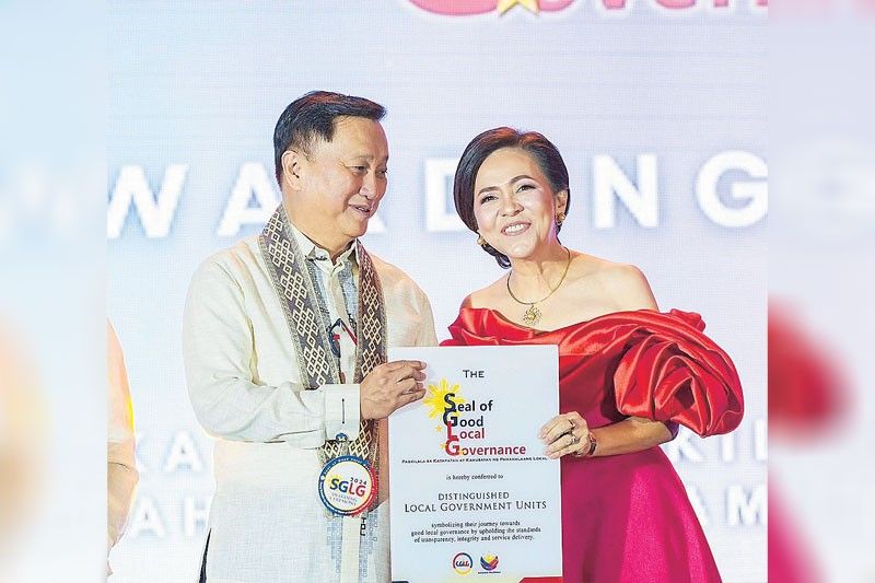 Tolentino hails LGUs as âbedrock of national developmentâ