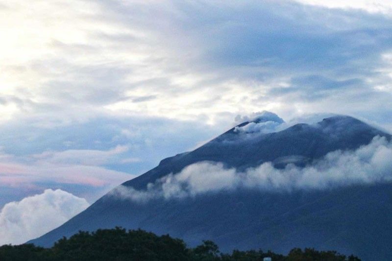 Ashfall ng Kanlaon umabot na sa Iloilo, Guimaras