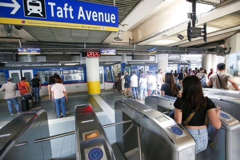 MRT-3 extends service hours for holidays