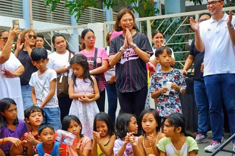 âTeacher Stellaâ namahagi ng libreng sapatos sa Marikina