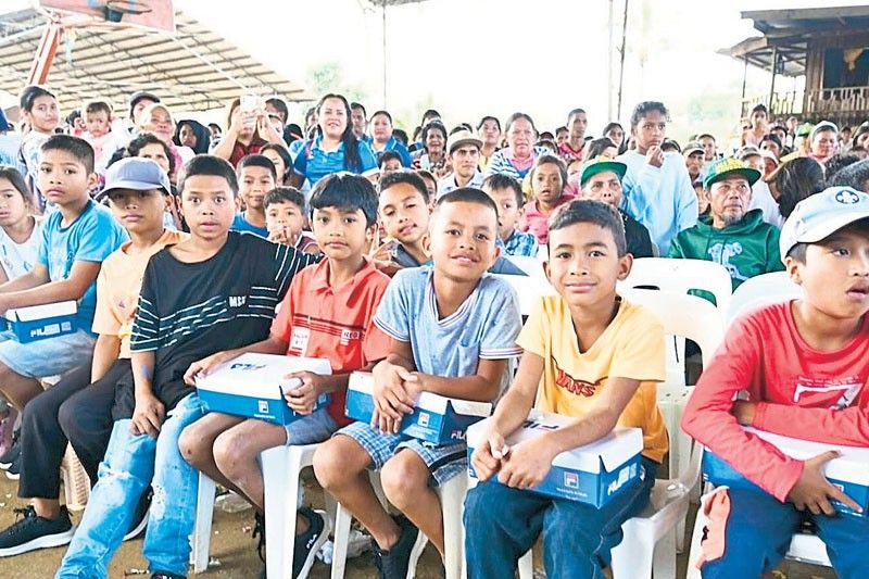 Political rivals unite to give ethnic Manobo children shoes