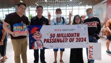 Binigyan ng regalo ang pang-50 milyong pasahero ng Para&Atilde;&plusmn;aque Integrated Terminal Exchange (PITX) na naitala simula nang maitayo ang nasabing grand terminal noong 2018. Isang bag ng grocery ang inihandog ng pamunuan ng PITX sa nasabing pasahero.