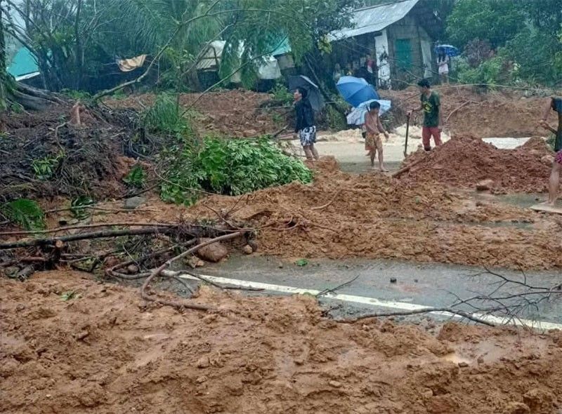 Ilang kalsada sa Quezon âdi madaanan sa landslides