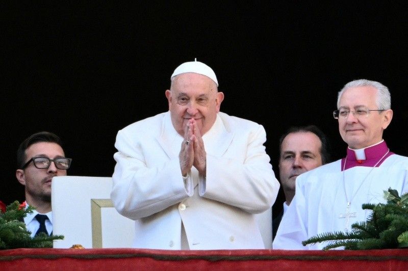 Pope calls for 'arms to be silenced' in Christmas appeal