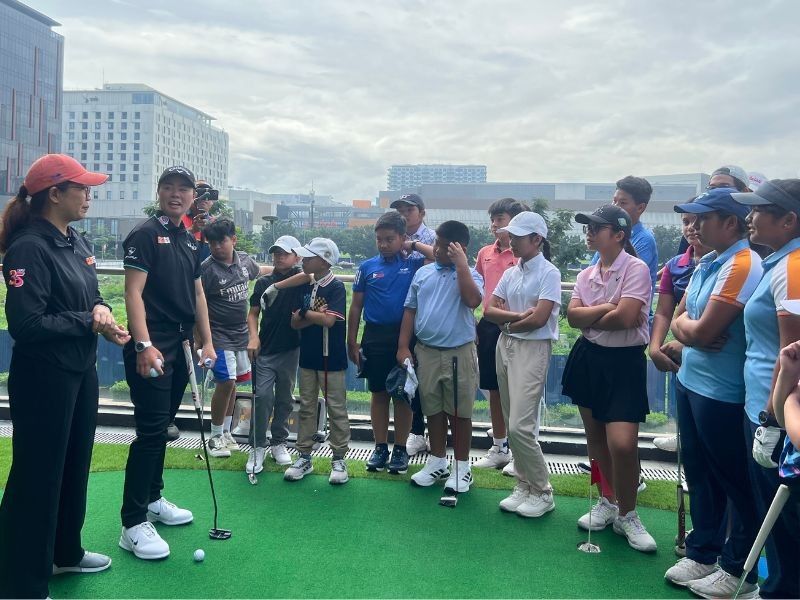 Aiming to inspire, Saso holds clinic for young Filipino golfers