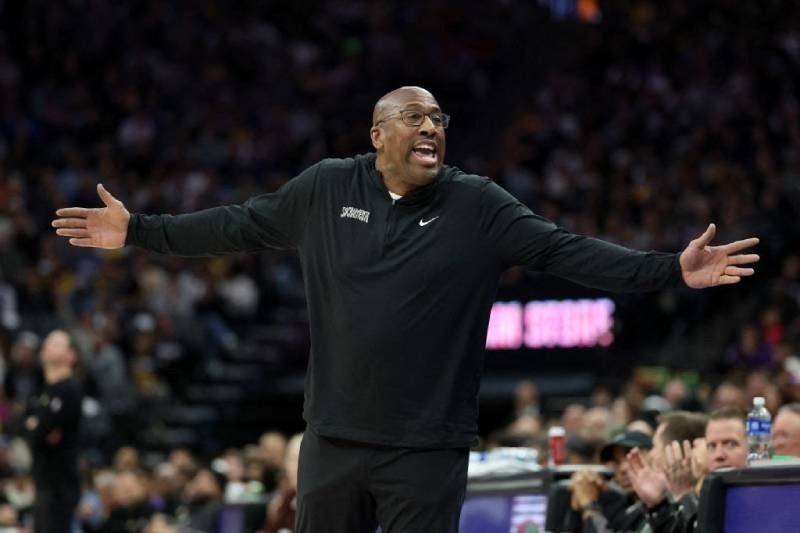 Sacramento Kings fire coach Mike Brown â report