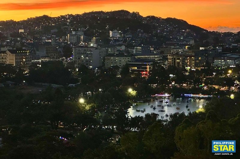 Tourists enjoy cooler Baguio air