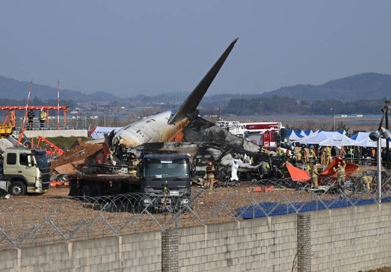 All but two feared dead after South Korea plane crashes with 181 aboard