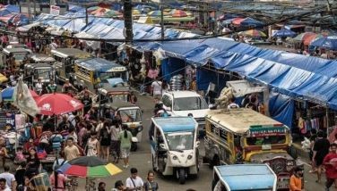 Last-minute shoppers flock to Divisoria in Manila on December 31, 2024, just hours before the New Year, to buy essentials for the celebration.