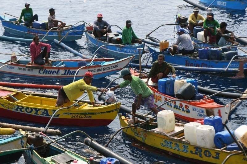 Small fishers picket DA over commercial fishing in municipal waters