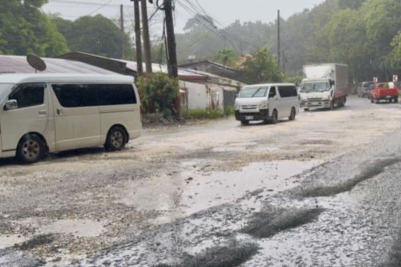 DPWH kinalampag sa lubak-lubak na kalsada sa Pagbilao, Quezon