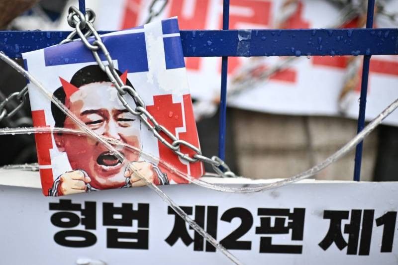 South Korea investigators seek new warrant to arrest President Yoon