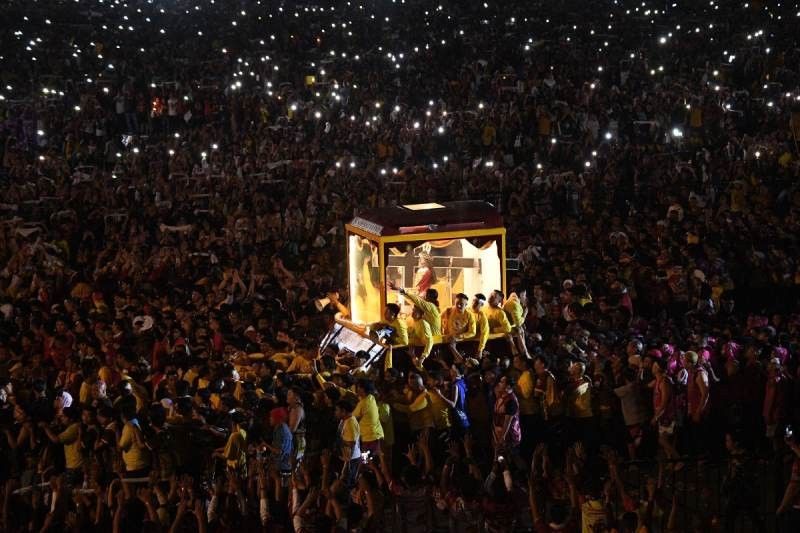 Catholic devotees mass in Manila hoping for a miracle