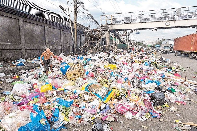 Garbage piles in Manila remain uncollected