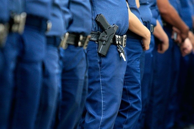 Mga pulis na raraket na bodyguard ng mga pulitiko, sisibakin ng PNP