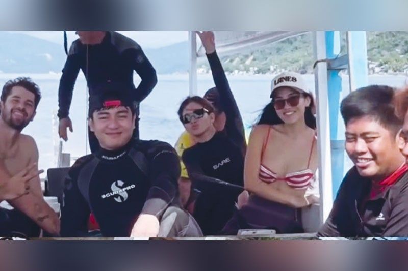 Kasama ang ibang kaibigan...Jake at BINI Aiah, nag-bonding sa diving