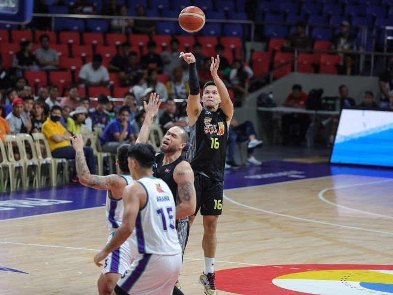 Tropang Giga squeak past FiberXers for fourth straight win