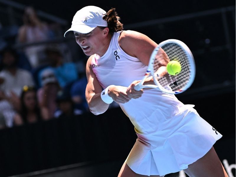 Swiatek battles past Siniakova into Australian Open second round