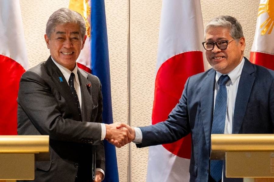 Philippines, Japan vow to boost security ties over China concern