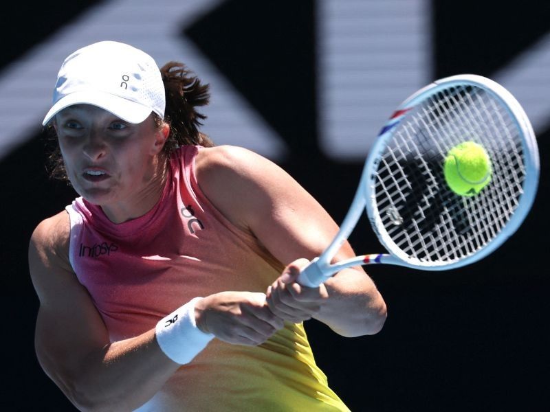 Superb Swiatek races into third round at Australian Open