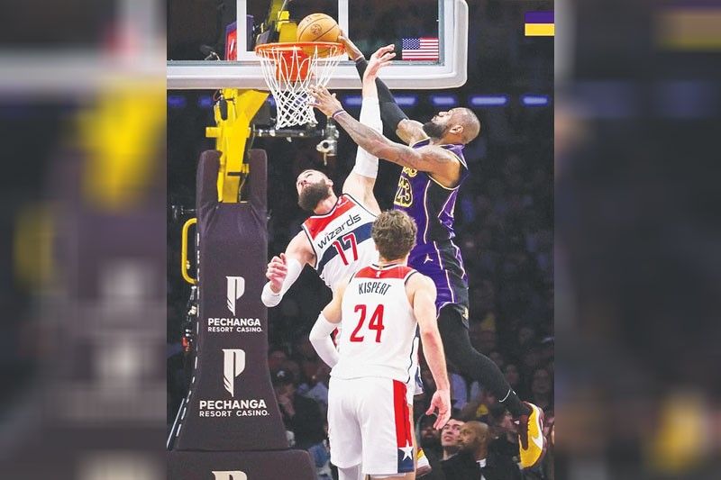 James binuhat ang Lakers sa panalo