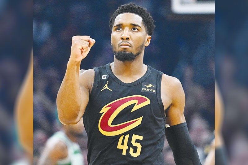 Mitchell bumida uli sa Cavs