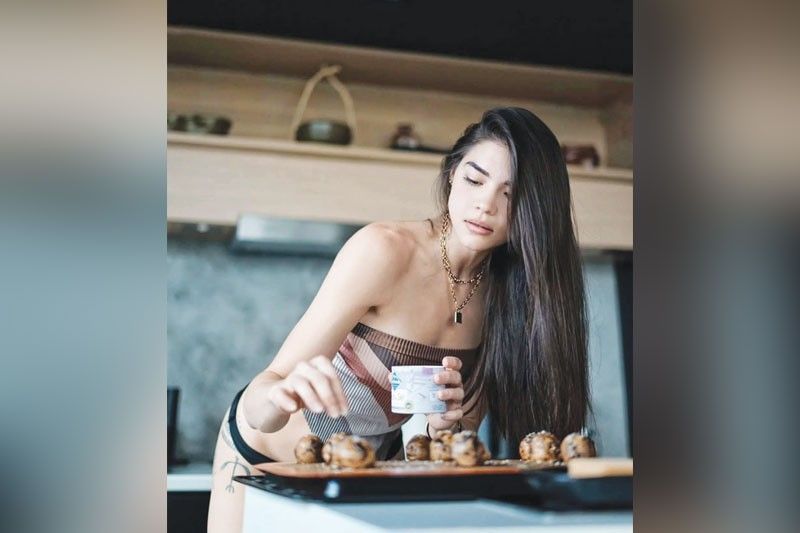 Rhian, naka-bikini âpag nagbi-bake