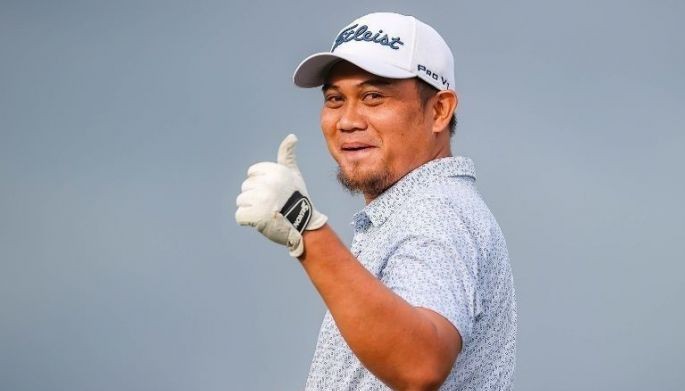 Mondilla defies odds, seizes lead