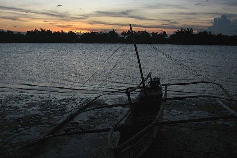 Bangka salpok sa tulay, lumubog: 4 mangingisda nasagip, 2 nawawala