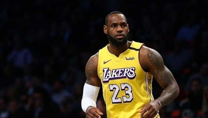 James nagkadena ng pang-10 triple-double sa panalo ng LA kontra sa Knicks