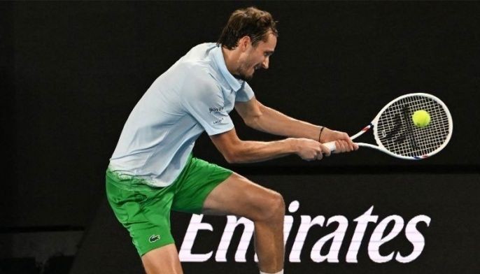 Medvedev loses temper, match