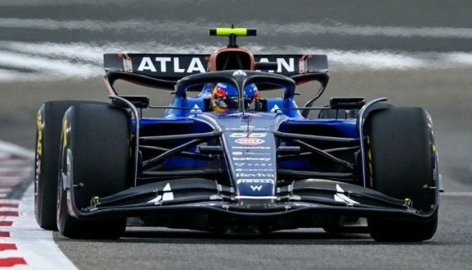 Double-shift Sainz tops Bahrain F1 testing times
