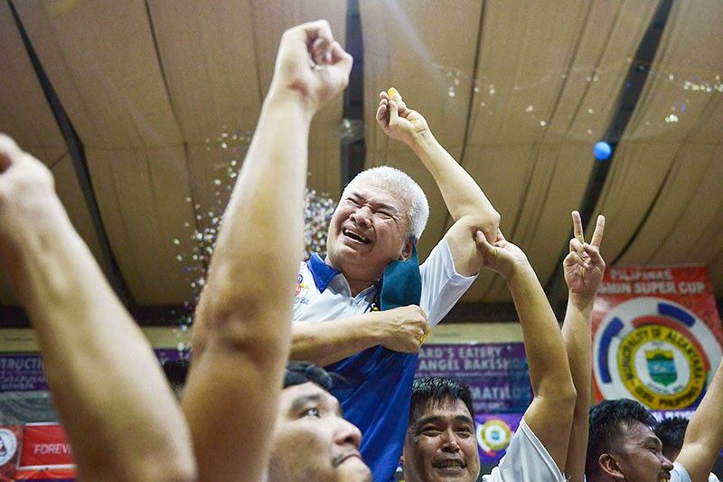 Coach Mike Reyes motabang og giya sa Cebu classic