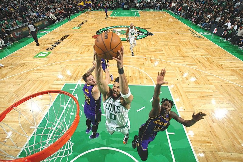 Tatum midominar, Celtics gipabugnaw ang Lakers