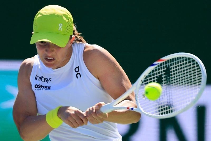 Swiatek, Medvedev post quick routs