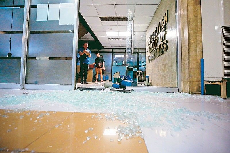 Armed group ransacks San Juan building