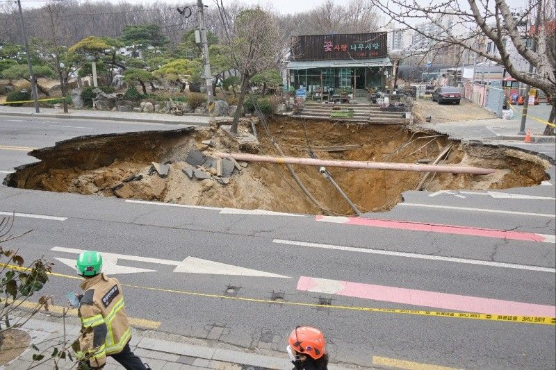 Motorcyclist killed by giant Seoul sinkhole