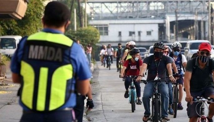Bike lane barriers sa Osme&ntilde;a Blvd. ipatangtang