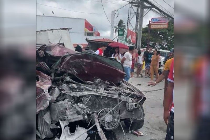 Bahay inararo ng kotse: 1 patay, 3 sugatan
