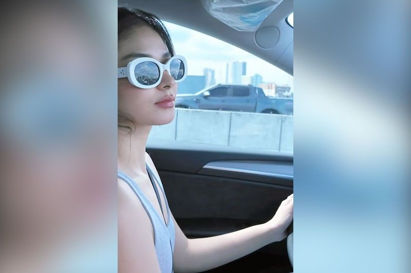 Loisa, nagmamaneho ng Tesla