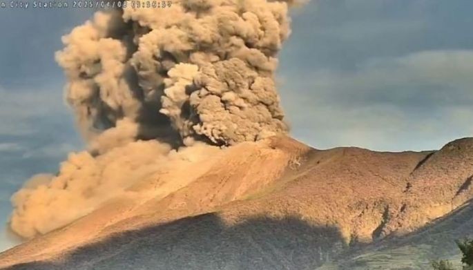 Kanlaon Volcano erupts, maintains Alert Level 3